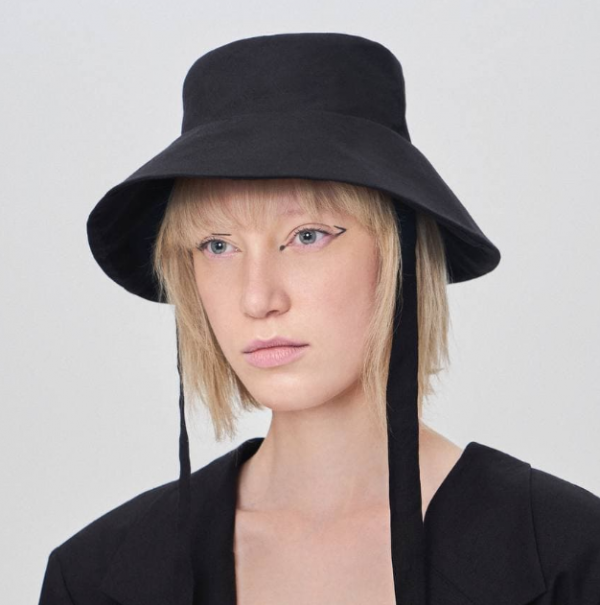 Topi Panjang dengan Pita Sisi